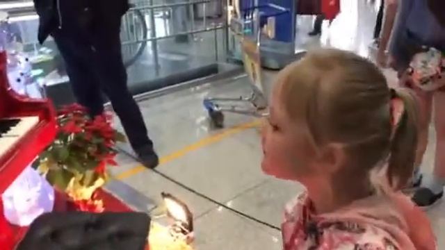 Красный механический рояль в аэропорту Сеула невероятно привлекает внимание людей смотреть онлайн