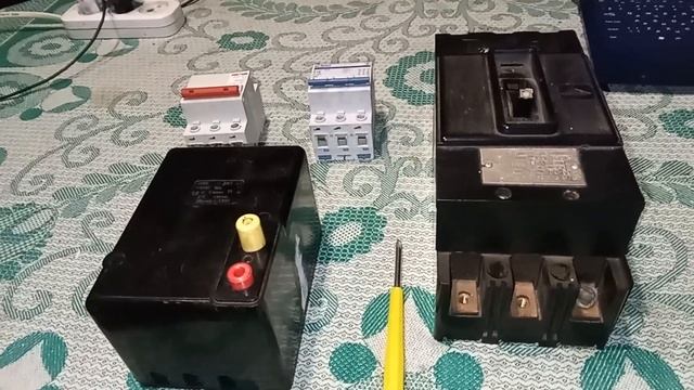 Подключение автоматов. Сверху или снизу подавать питание. И почему. смотреть онлайн