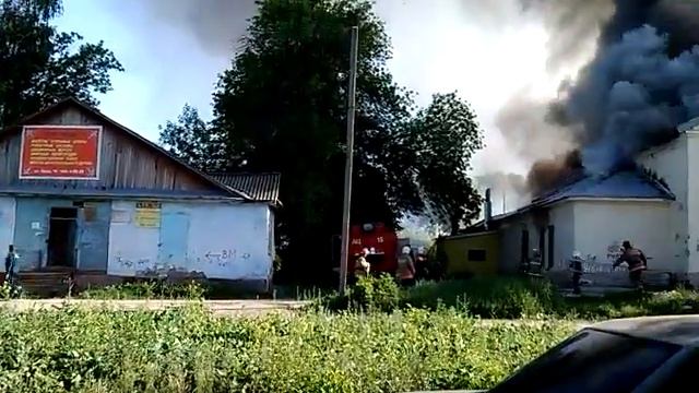 горит магазин на 106