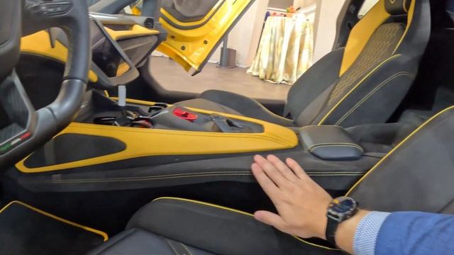 *Hands On* The 2024 Lamborghini Revuelto is a $600,000+ Hypercar Mixing a V12 with 3 Electric Motor смотреть онлайн