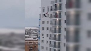 Двое спрыгнули с 24 этажа в Красноярске