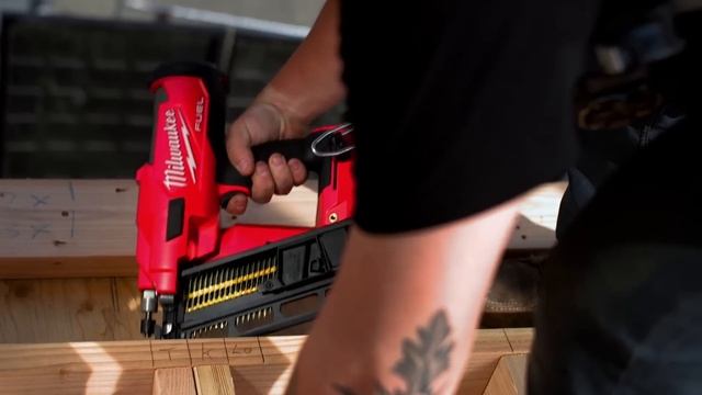 Milwaukee® M18 FUEL™ Framing Nailer - 3 NAILS PER SECOND смотреть онлайн