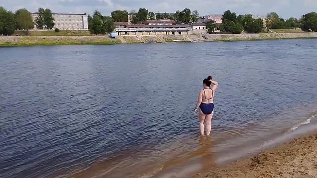 Река Великая, Псков, городской пляж, май месяц смотреть онлайн