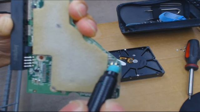 Hard Drive Failure - Possible Fix by Cleaning Circuit Board Contacts смотреть онлайн