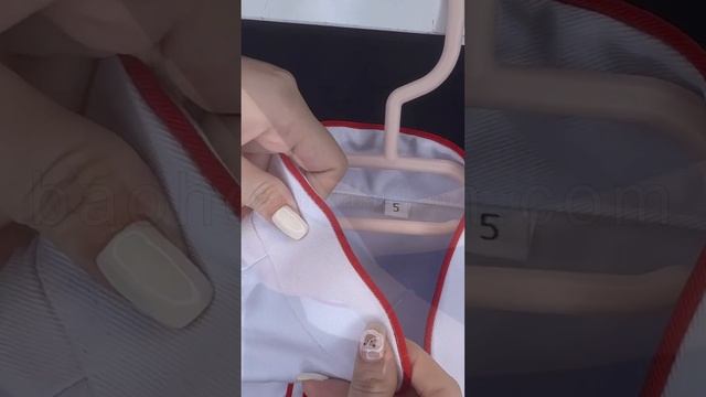 Áo đồng phục bếp màu trắng phối viền đỏ vải si Hàn Quốc смотреть онлайн