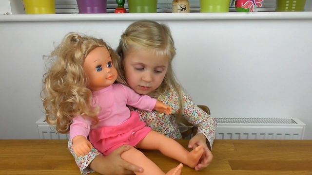 Непослушная Алёнка болтает больше Алессии НАКОНЕЦ уснула CHATTERBOX naughty DOLL смотреть онлайн