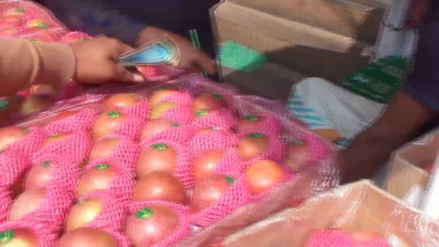 আপেল প্রতি কেজি ৬৫ টাকা | apple wholesale market dhaka badamtoli | apple market | fruit market | смотреть онлайн