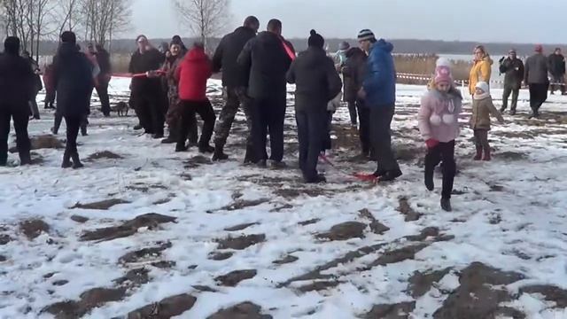 Масленичное перетягивание каната смотреть онлайн