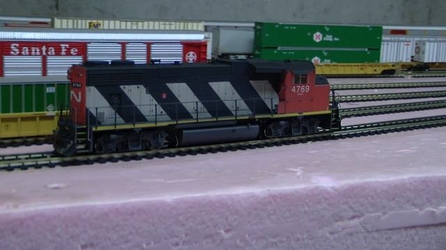 Custom Weathered Athearn Genesis GP38-2W CN #4769 with Sound and LED Lighting смотреть онлайн