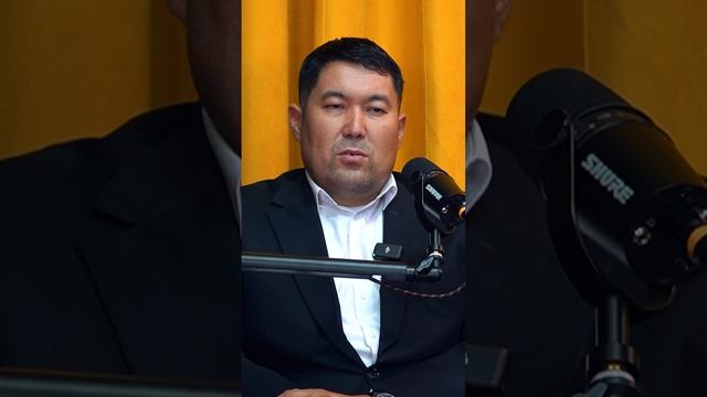 Идрис акын Элмирбек Иманалиевди эскерди