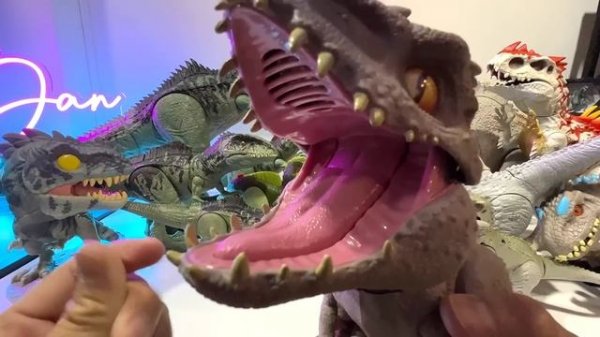GIGANOTOSAURUS VS INDOMINUS REX! Jurassic World Dinosaurs Collection Battle