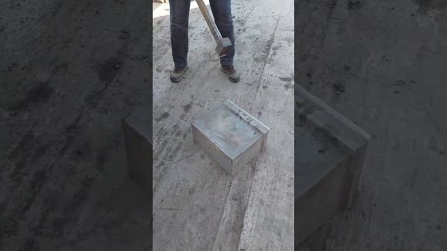 Разбивание блока из фибропенобетона кувалдой смотреть онлайн