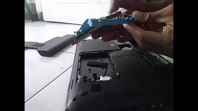 Bongkar Laptop - Ganti hardisk Laptop HP 1000 смотреть онлайн