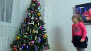 ПОДАРКИ НА НОВЫЙ ГОД много ИГРУШЕК Украшаем Дом Маргарита и Лера наряжают Елку