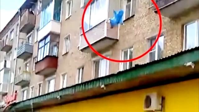 «Не кидай!», — люди кричали под окнами дома! Но мужчина поступил иначе… смотреть онлайн