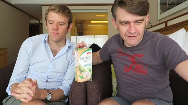 EATING SINGAPORE SNACKS | Taste Testing Food | Les Mis | Matt Harrop | Manila смотреть онлайн