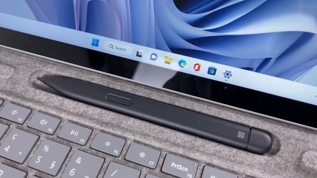 What is the Surface Pro 9 SQ3 ACTUALLY like? Hands-on & Unboxing! смотреть онлайн