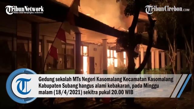 Gedung Sekolah MTs Kasomalang Terbakar Selepas Tarawih, Api Menghanguskan 4 Ruang Kelas смотреть онлайн