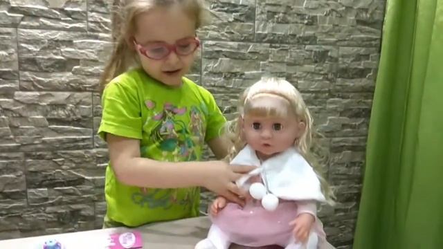 BABY BORN DOLLS / КУКЛА БЕБИ БОН. Настоящая кукла умеет кушать и ходит в туалет. смотреть онлайн