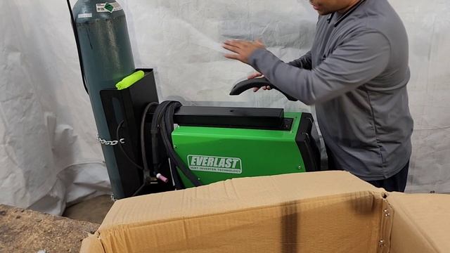 Unboxing the NEW Everlast PowerTIG 400EXT!!! смотреть онлайн