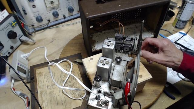 Breadner Bradna JBL-37 Tube Radio Video #10 - Tube Sockets смотреть онлайн