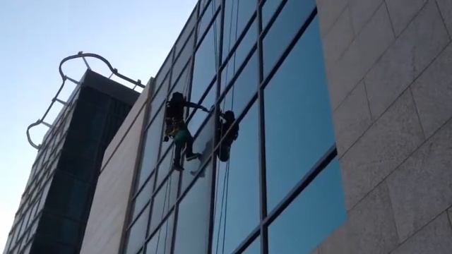 Window glass cleaning by spider(1) смотреть онлайн