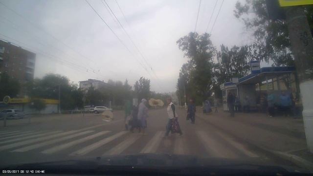 нет до перекрестка ни одного знака только на клумбе стоит и то неясный то ли после клумбы на право смотреть онлайн