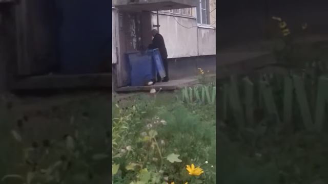 Пьяный дед пытаешься открыть дверь. смотреть онлайн