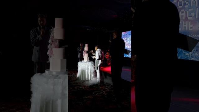 Подача торта с эффектом тяжёлого дыма смотреть онлайн