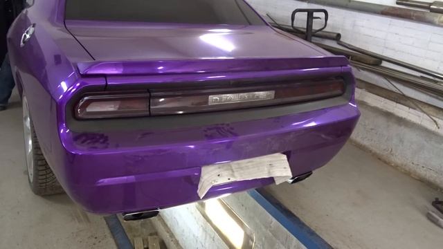 Настоящий американец! Выхлоп на Dodge Challenger смотреть онлайн