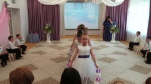 Танец девочек с обручами из цветов