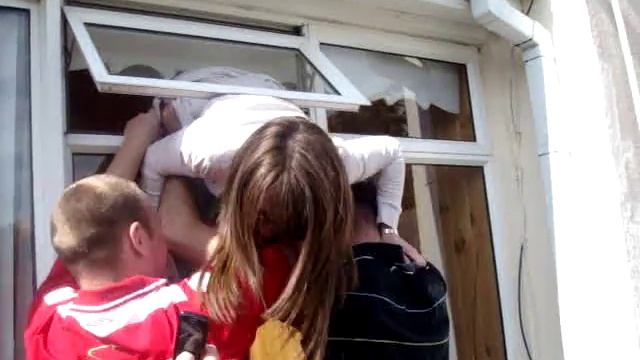 Locked Out Donna getting in Window смотреть онлайн