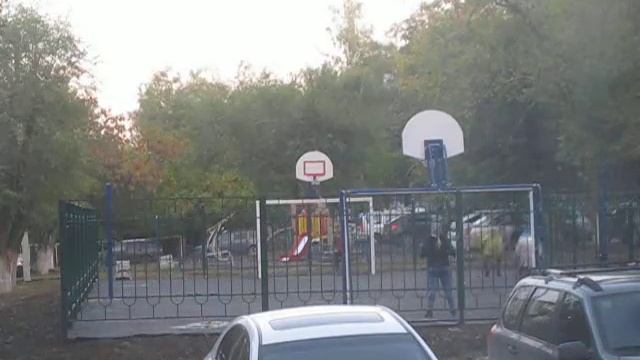 детская футбольная площадка во дворе Остр 4 смотреть онлайн