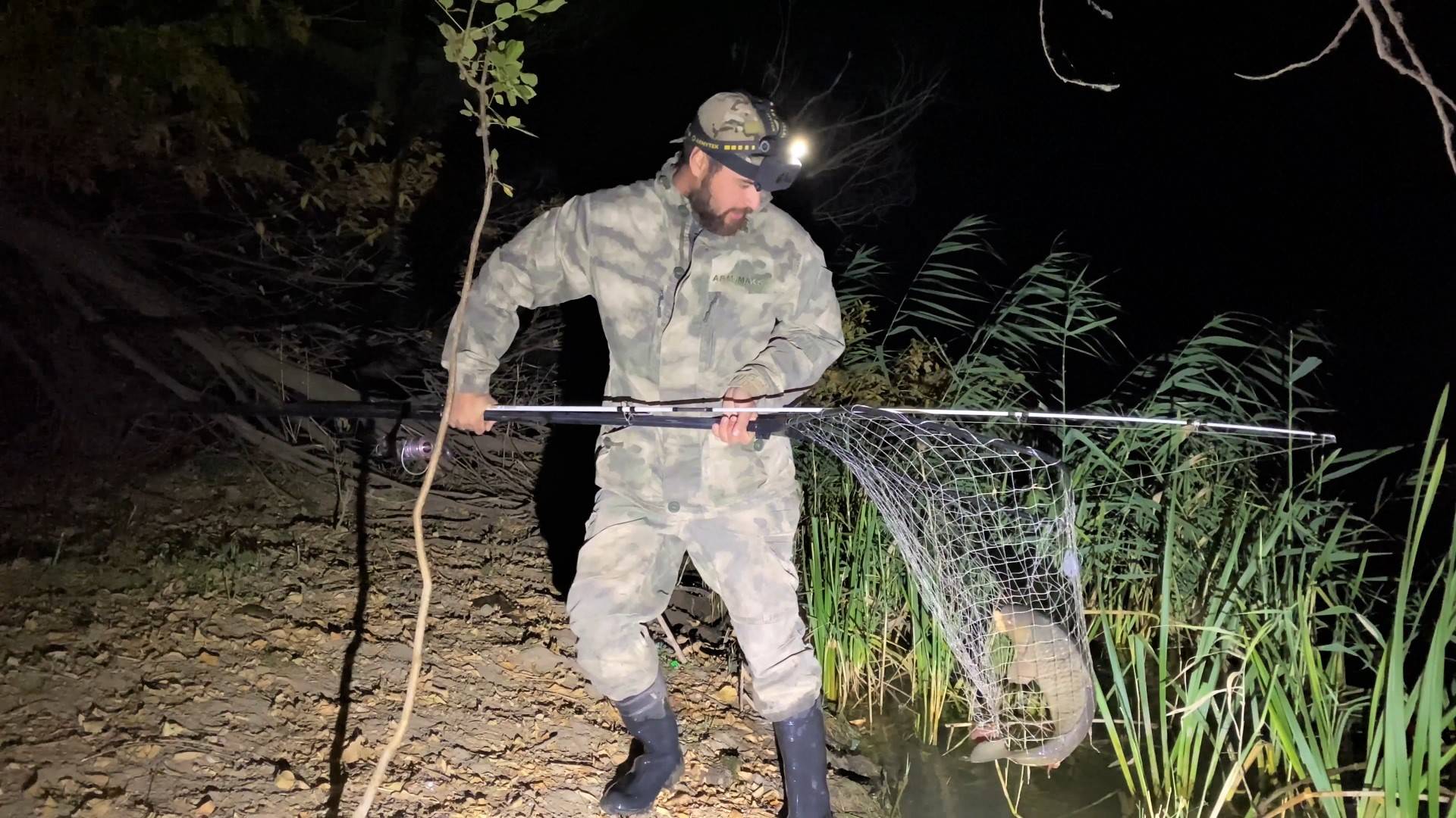 ВОТ ОН, ОСЕННИЙ ЖОР САЗАНА! НОЧНАЯ РЫБАЛКА НА ЗАКИДУШКИ. Ловля на макуху в Астрахани. смотреть онлайн