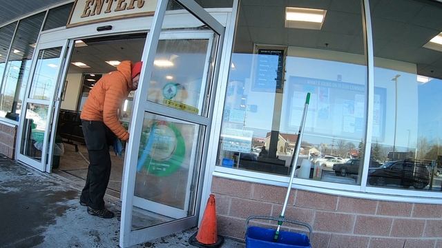 STORE FRONT WINDOW CLEANING | VERY DIRTY смотреть онлайн