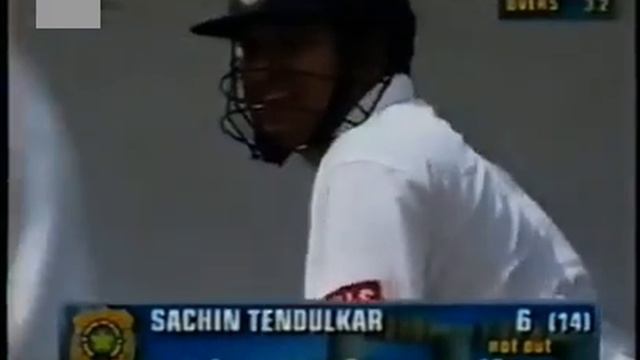 Ian Bishop bowls beamer, Sachin replied with 4 fours in the next over 🤯😳 смотреть онлайн