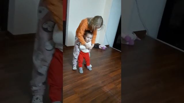 Старшая сестра развлекает годовалую малышку 2 сестры играют смотреть онлайн