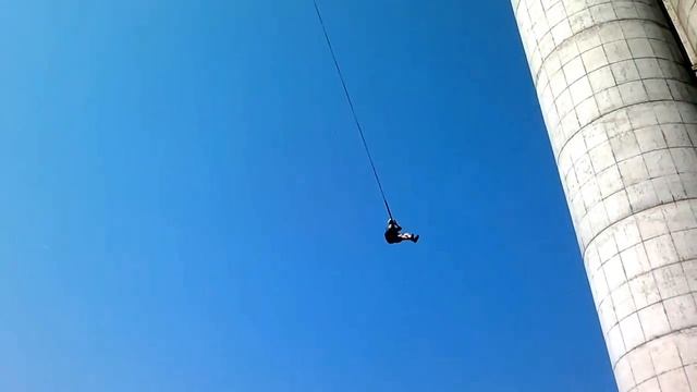 Роупджампинг - прыжки с крыши на "резинке" A ropejumping is jumping from the roof in "elastic" смотреть онлайн