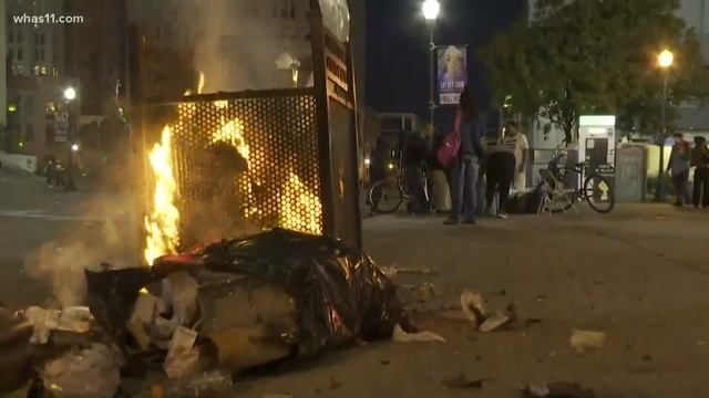 Small fires set, some windows broken during protests after Breonna Taylor announcement смотреть онлайн