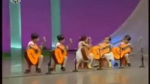 китайские дети играют на гитарах