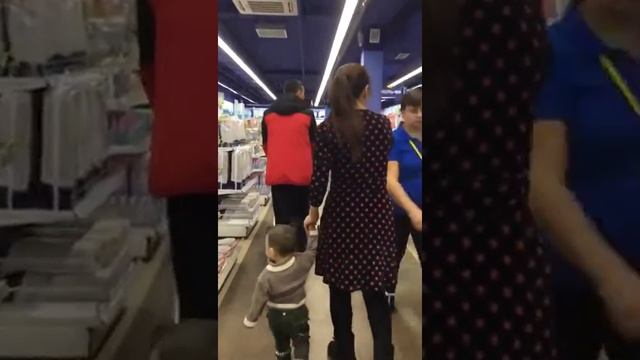 Детский мир актобе. Папа Мама с сыном идём и выбираем что купить