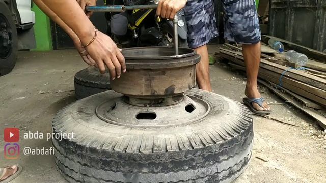 Cara ganti baut roda truk yg patah Isuzu Elf NKR 71 смотреть онлайн