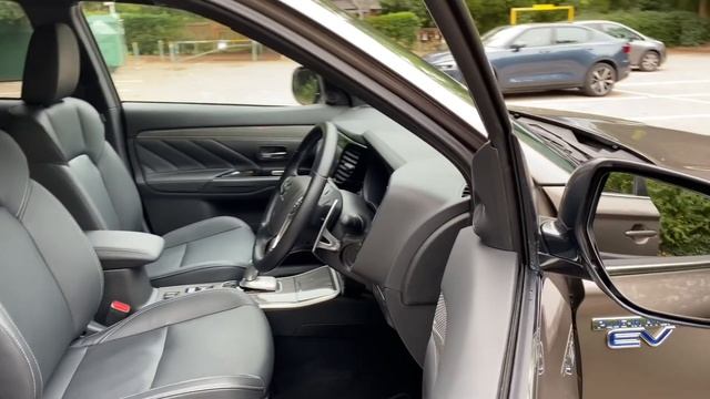 Mitsubishi Outlander PHEV - Granite Brown - 4h смотреть онлайн