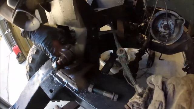Land Rover Series 2a 88 - Steering Relay Removal смотреть онлайн