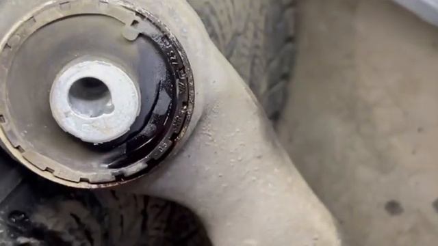 Погнуло рычаг, порвало гидрозаполненный сальник после удара подвеской передним правым колесом на G12 смотреть онлайн