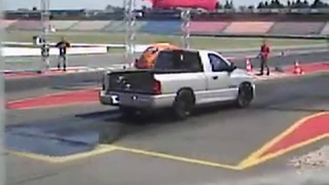 Dodge Ram SRT10 und VW Käfer Drag Strip Burnout смотреть онлайн
