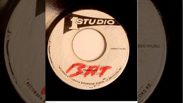 Dennis Brown - Little Green Apple + Version смотреть онлайн