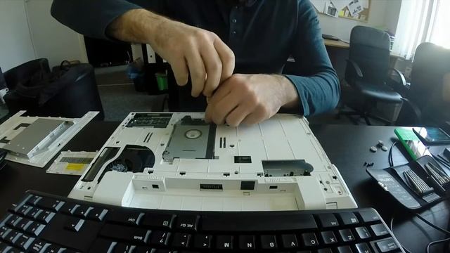 Laptop Samsung 300V - NP300V5A - rozkręcanie смотреть онлайн