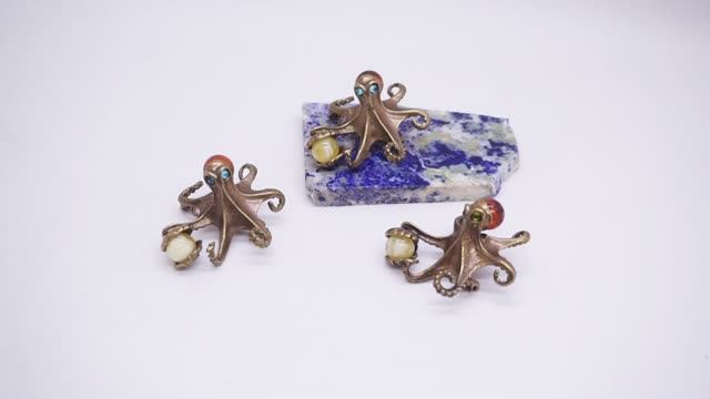 Брошь Осьминог с жемчужиной янтарь бронза бижутерия морская тематика осьминожек 223
