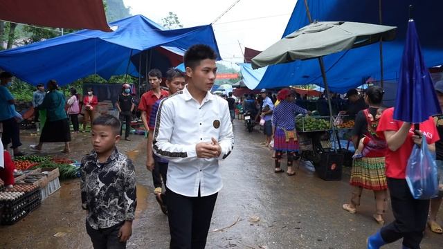 Harvesting Honey Bee Hive From Mountain Goes Market Sell - Lý Thị Ca смотреть онлайн